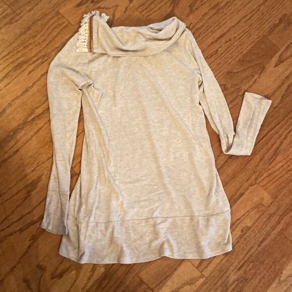 Vanilla Bay size small, very soft, long sweater, thin not heavy material - Picture 7 of 8